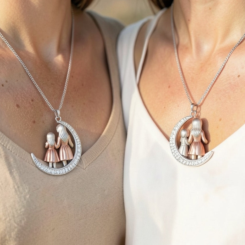 Madre e hija con los collares de luna a juego puestos